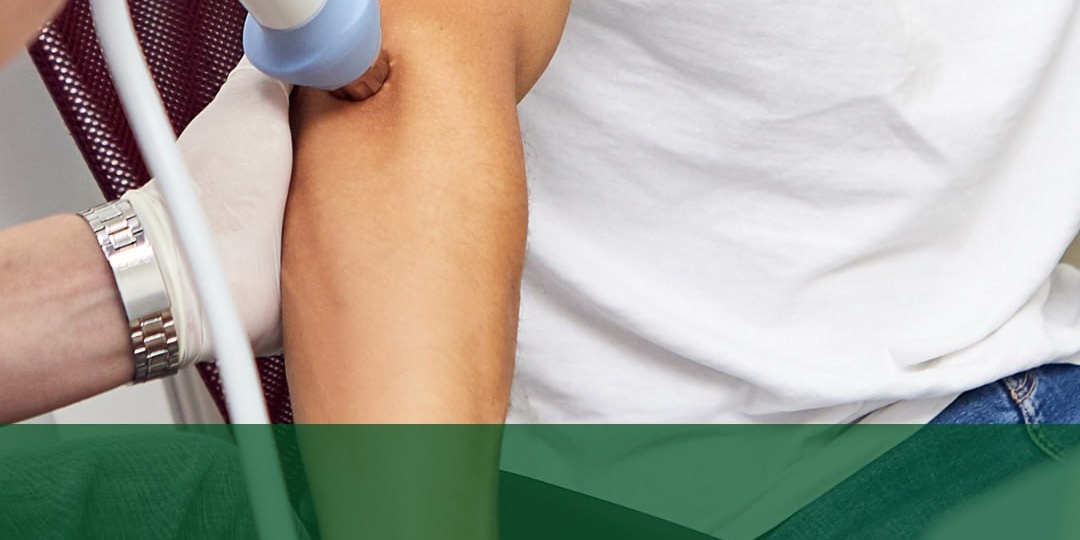 Боль с внешней или внутренней стороны локтя, возникающая при рукопожатии, поднятии чашки или повороте руки, чаще всего оказывается не