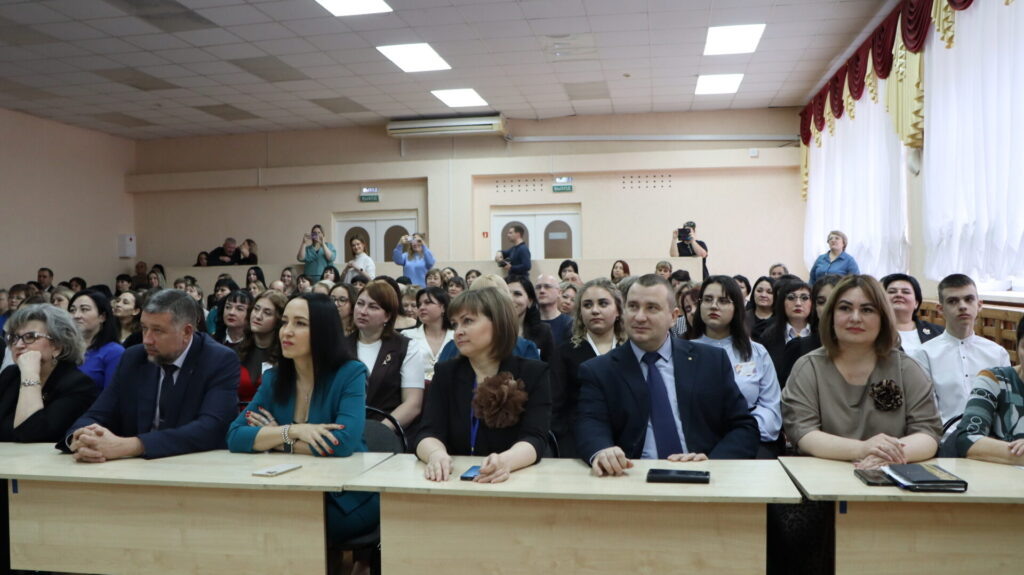 Почётные гости, члены жюри, на втором плане - участники. Первый день конкурса.