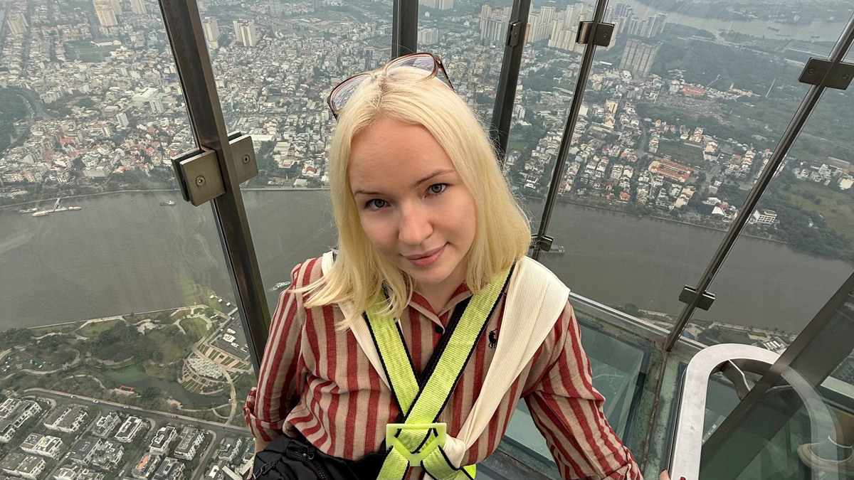Привет, меня зовут Катя. Живу во Вьетнаме 3 года, и это я на самом высоком здании в Хошимине "Лэндмарк 81"