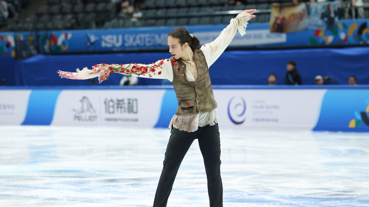 всё-таки рукав этот - произведение искусства!.. респект швее и дизайнеру!