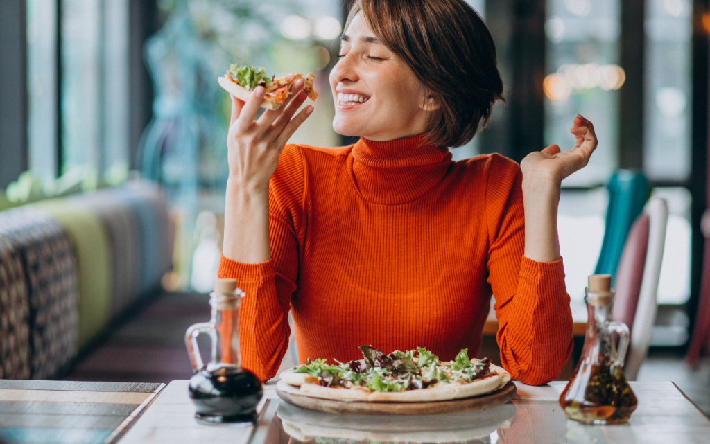  Для одних людей важно сесть и обдуманно поесть, а некоторым хочется все сделать побыстрее. Фото: Freepik