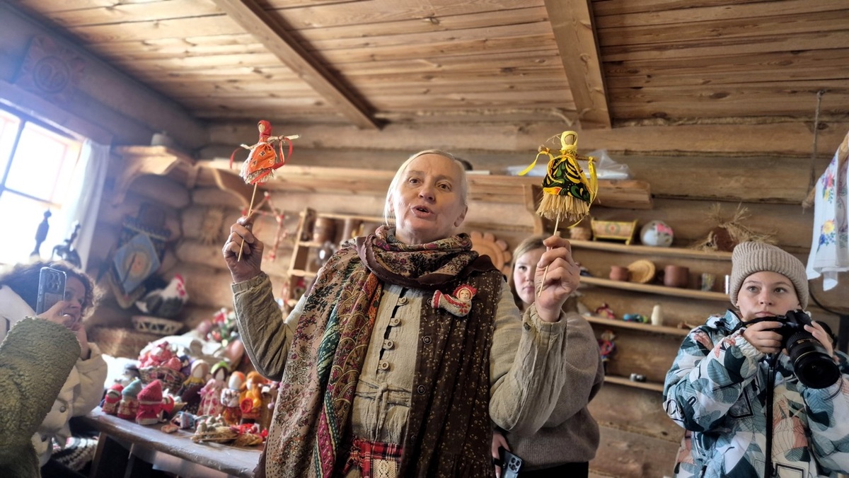 В уральской избе среди предметов крестьянского быта гостям рассказывают о традициях и проводят мастер-классы. В масленичную неделю можно сделать своими руками обрядовую куклу. Листайте галерею, чтобы увидеть еще фото