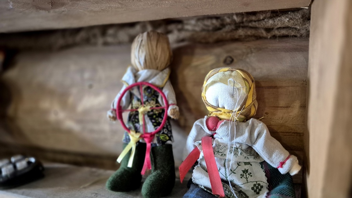 Гости делают обрядовые и обережные куклы. Эскурсоводы рассказывают про их назначение и отличия