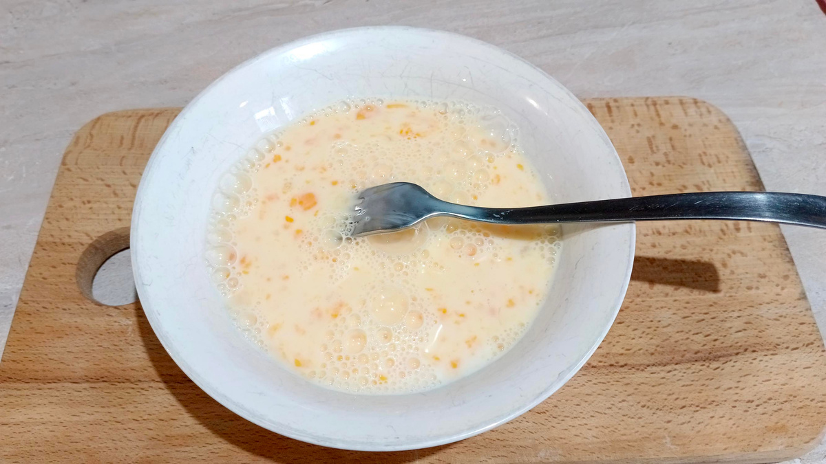 Смешать яйца, соль, молоко