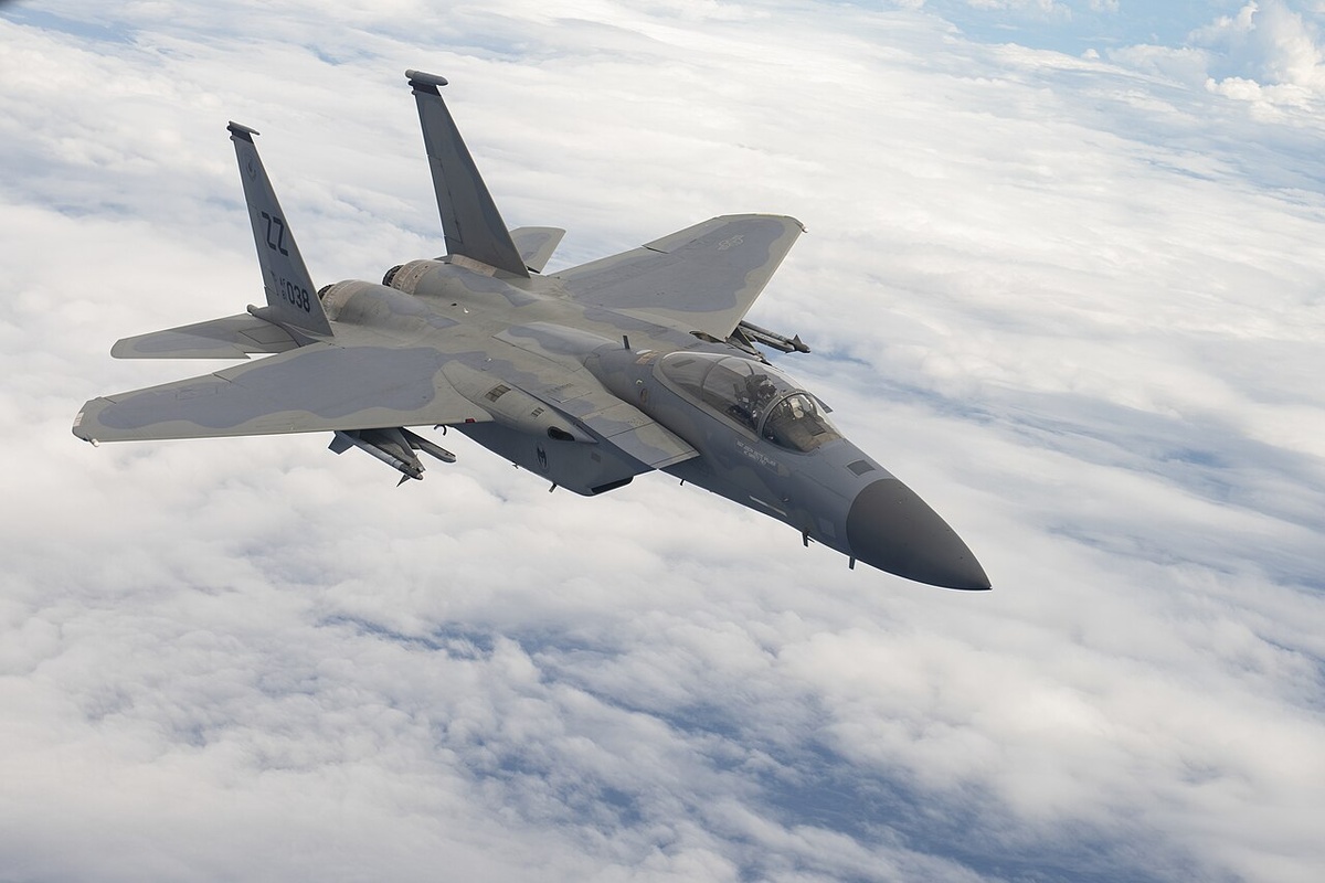 Макдоннел-Дуглас F-15 «Игл» (англ. McDonnell Douglas F-15 Eagle, с англ. — «Орёл») — американский тяжёлый всепогодный истребитель четвёртого поколения. Предназначен для завоевания превосходства в воздухе