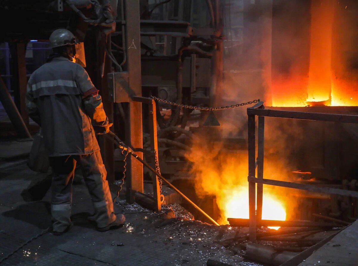 Рекорды, прежде всего, — большой труд сталеплавильщиков. Фото Валерия Воронова / «Медиацентр»