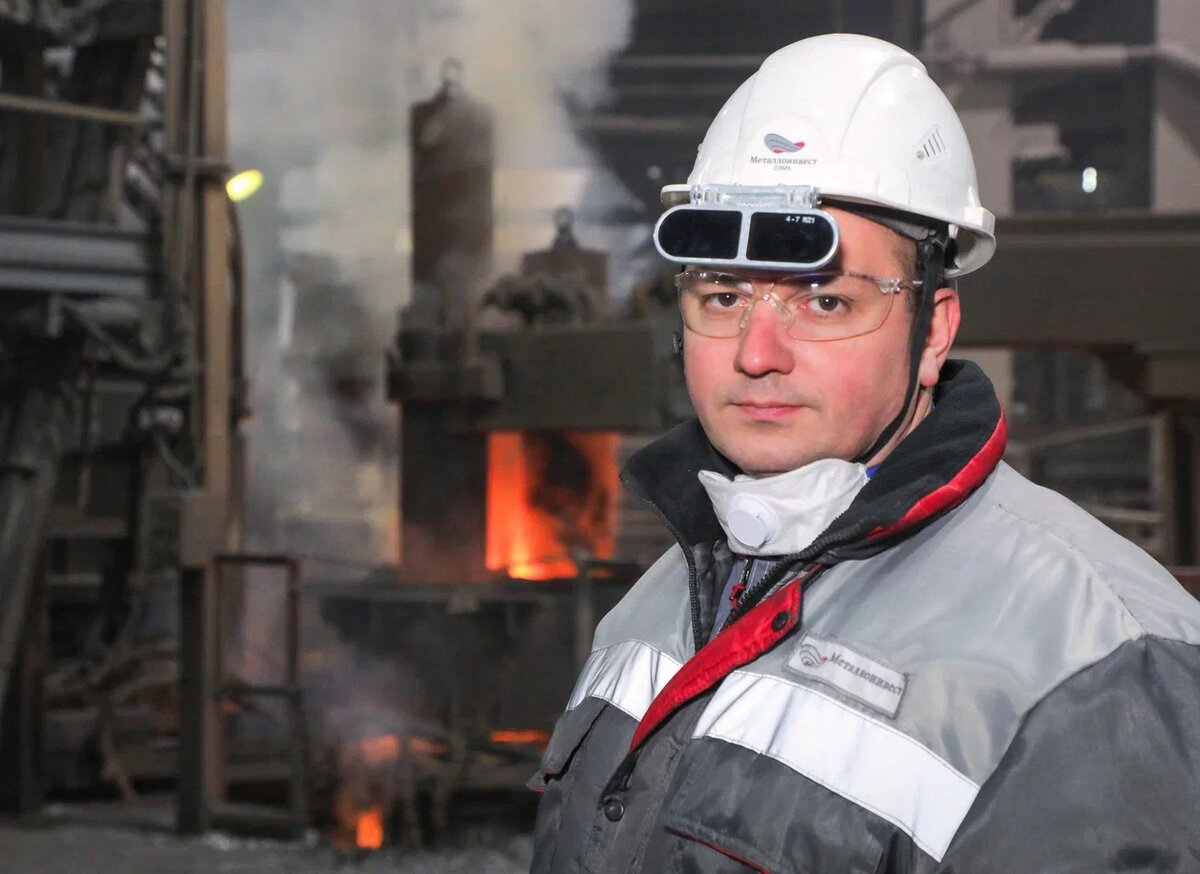 Исполняющий обязанности заместителя начальника цеха по выплавке Станислав Бородин особо подчёркивает роль персонала в достижении рекордных показателей. Фото Валерия Воронова / «Медиацентр»