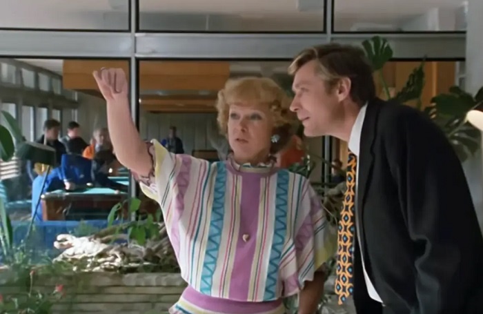 Раиса Захаровна с жаром вещает потрясённому Василию о тайнах науки