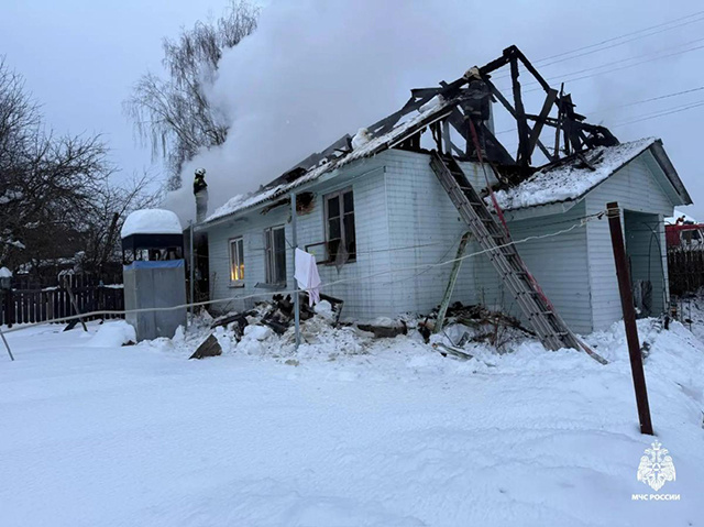 Под Тверью сгорел дом. Две семьи остались без крова