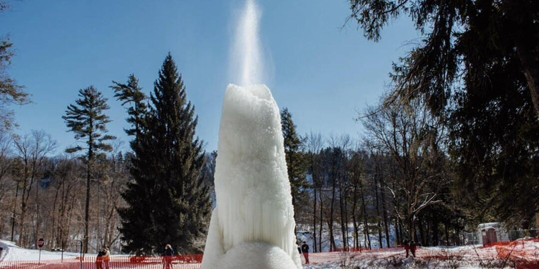 Ледяной вулкан в американском парке достиг высоты в 10 м и продолжает расти