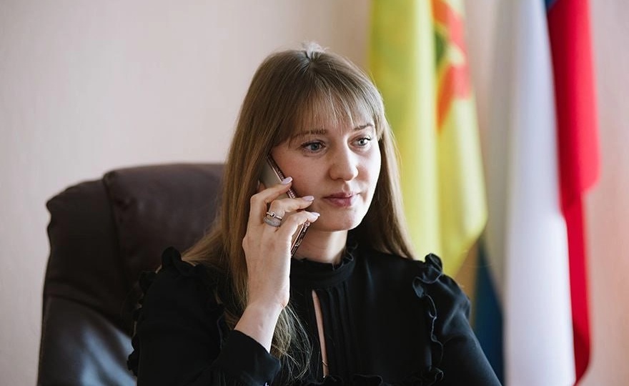 ❗️Мэр Сердобска в Пензенской области вручила два жилищных сертификата молодым семьям, назвав их «опорой и будущим города