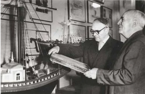 Федор Родин (справа) и Николай Кузьмин у модели расшивы. 1973 год