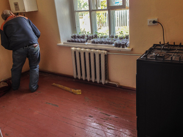 На фото:  исторический момент - 7апреля 2016 г, работник компании "КрымГазСети" подключает нам отопительный газовый котел.