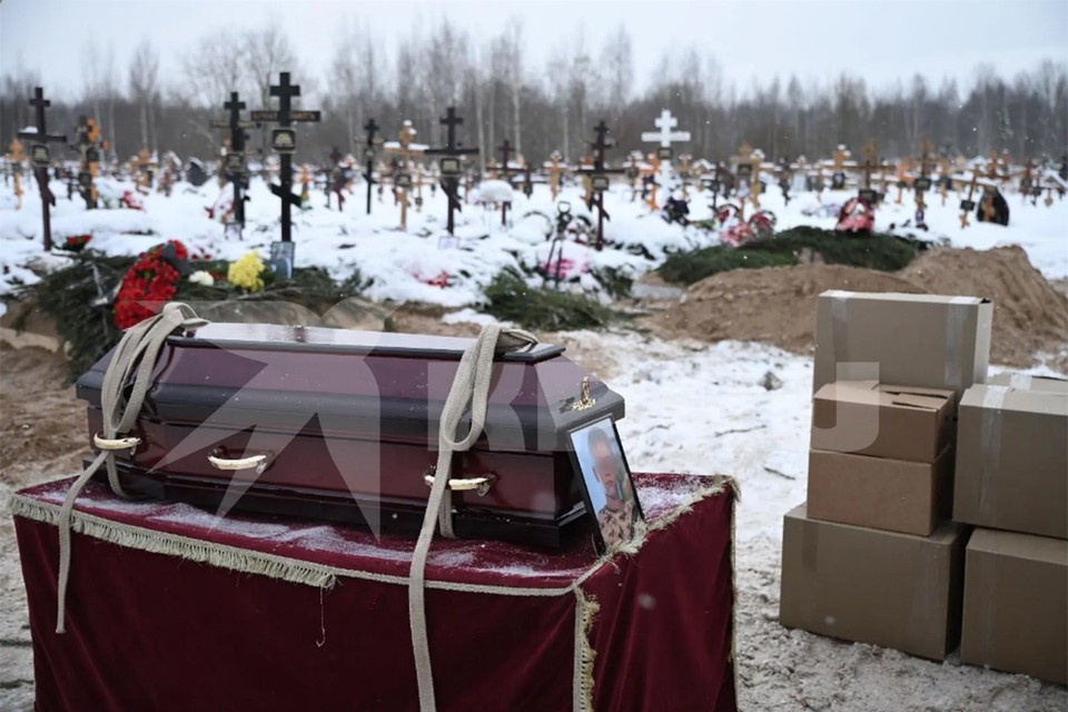    В коробках находятся игрушки, которые принесли для Паши. Алексей БУЛАТОВ