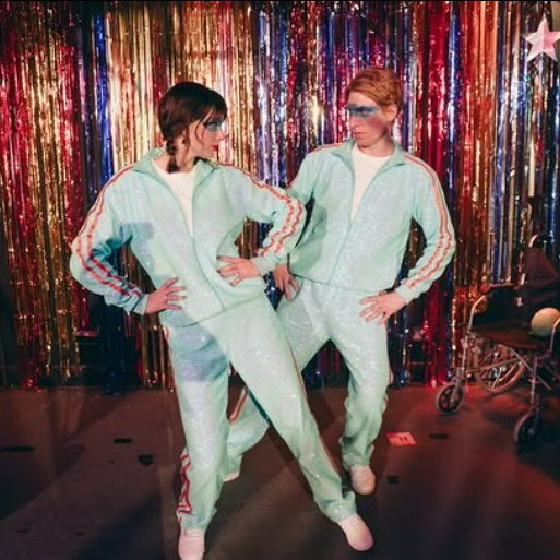     Тейлор Свифт и Донал Глисон пережили отношения с камнем и кактусом в клипе «Opalite»