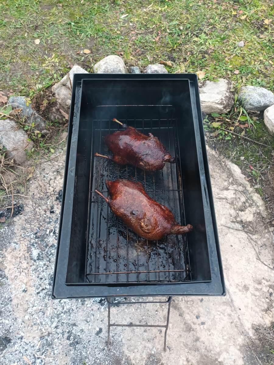 Утка копчёная, добыча осенней охоты.
