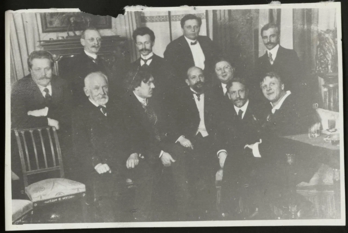 Группа деятелей искусств в гостиной на Новинском бульваре у Ф.И. Шаляпина. Москва, декабрь 1912. Из фондов Музея музыки.