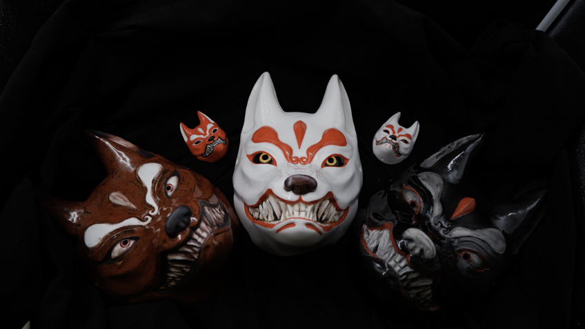 Фарфоровая маска Кицунэ большая (29 см) и малая (8,5 см).