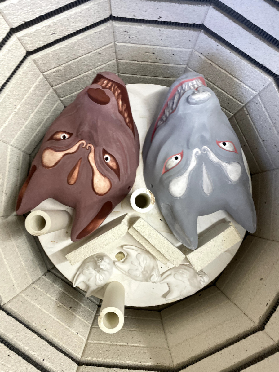 Рыжая и черная Кицунэ в печи с малыми масками