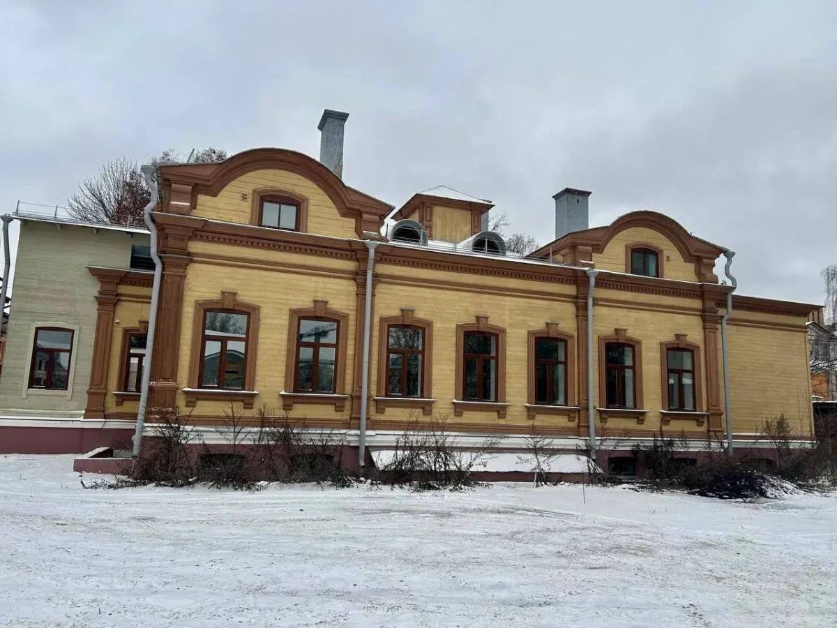    Одноэтажный дом построили в 1888 году в стиле поздней эклектики с элементами модерна