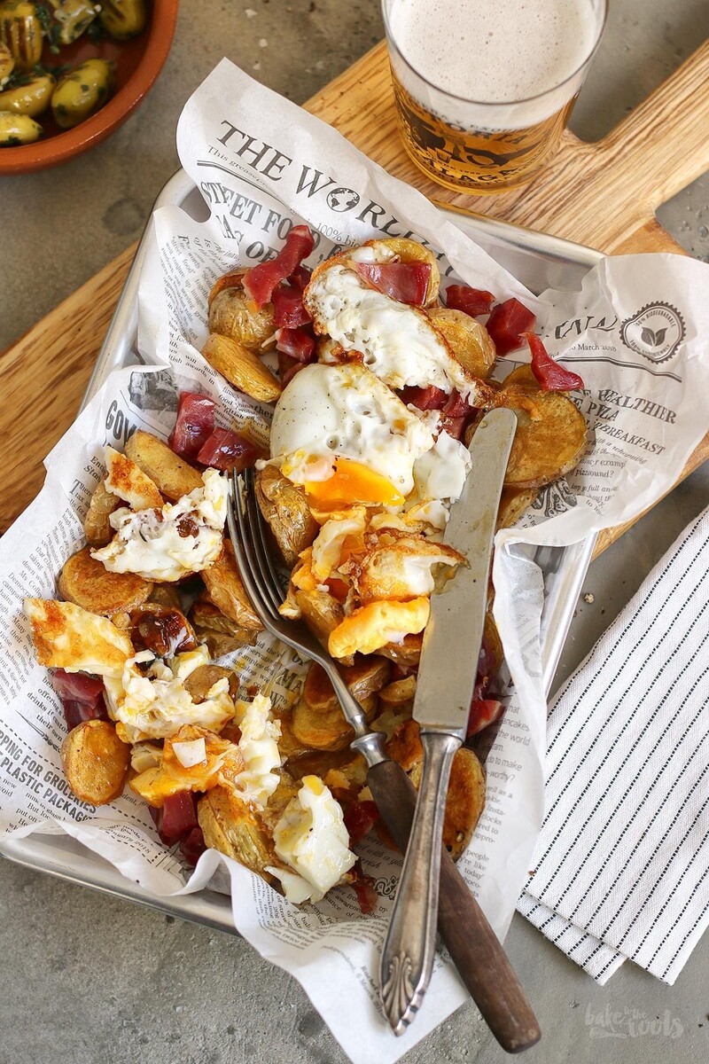 Hoevos rotos con jamon - типичное блюдо тапас-баров, где его едят и в десять вечера, запивая бокалом вина или стаканом пива