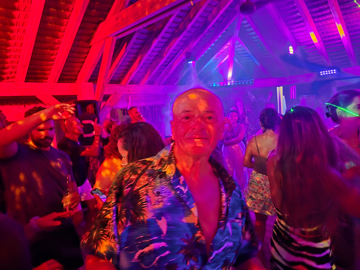 Танцы в ресторане "Алоха" на берегу  Ориент пляжа в Сант Маартене. Фото автора.