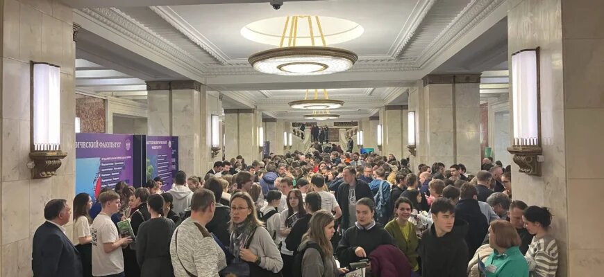    8 февраля на Дне открытых дверей в МГУ им. М. В. Ломоносова школьники рассказали, какие вузы рассматривают для поступления и на что ориентируются при выборе. Анастасия Рузаева