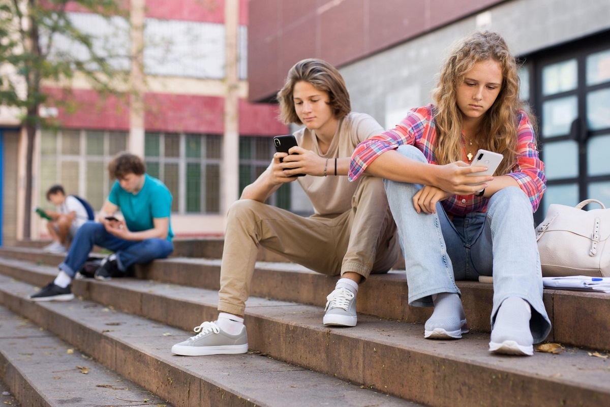    Мы привыкли считать, что активность в соцсетях мешает реальному общению человека.