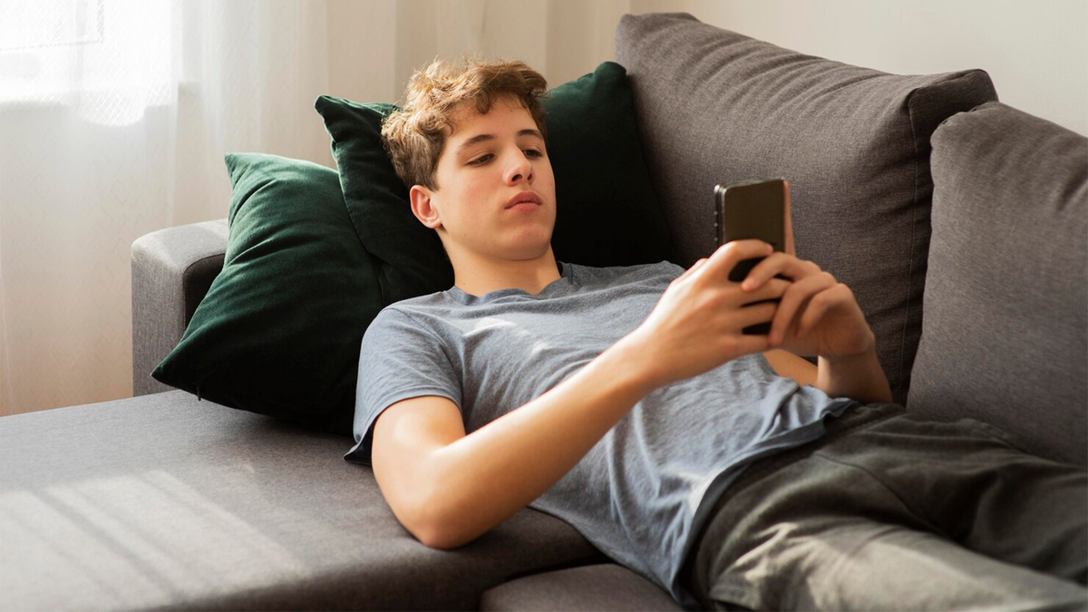    Сами по себе соцсети не мешают общению и не стимулирую его — они лишь усиливают те тенденции, которые уже есть.