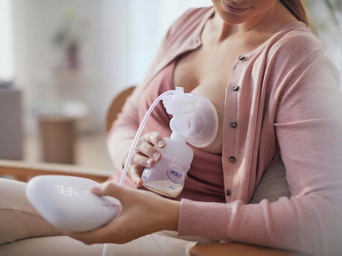 Использование молокоотсоса поможет молодой маме не только сцедить лишнее или создать свой собственный банк молока, но и стимулировать его выработку