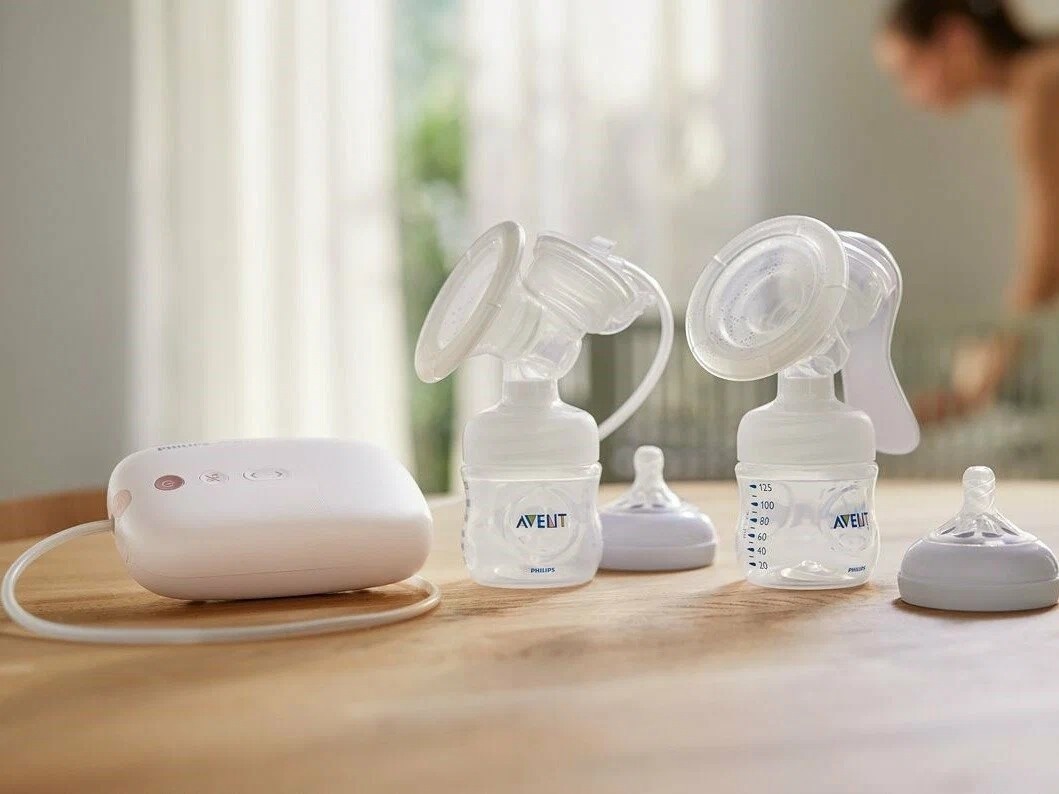 Выбирайте электронный молокоотсос для более частых и быстрых сцеживаний, или ручной молокоотсос как более простой и портативный вариант