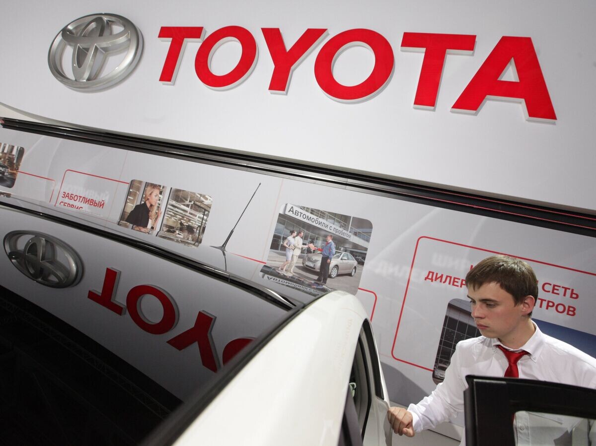    Стенд компании Toyota на автосалоне | © РИА Новости / Руслан Кривобок