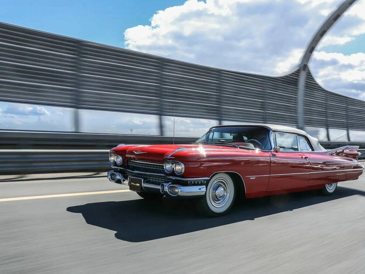 Передняя часть Cadillac Eldorado 1959 года выглядит так, будто перед вами не автомобиль, а парадный корабль на колёсах.

Массивная решётка радиатора занимает почти всю ширину кузова. Она щедро украшена хромом и сложным геометрическим рисунком, который играет на свету и создаёт ощущение глубины. Это не просто элемент охлаждения — это демонстрация статуса.

Сдвоенные круглые фары аккуратно встроены в передние крылья и подчёркнуты блестящими хромированными рамками. Взгляд у автомобиля словно уверенный и немного дерзкий — он будто смотрит на дорогу с чувством превосходства.

Длинный, широкий капот тянется вперёд с почти монументальной строгостью. На нём — фирменная эмблема Cadillac, как знак качества и принадлежности к высшей лиге. Сам силуэт передней части создаёт ощущение тяжеловесной солидности и одновременно плавности линий.

Перед Eldorado — это сочетание силы, роскоши и театральности. Он не просит уступить дорогу. Он просто появляется — и дорога словно сама расступается.