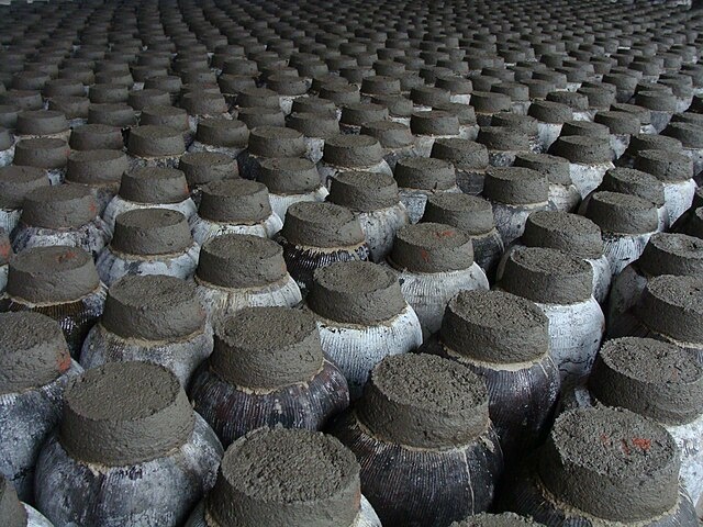 Elema. QingDao Beer Brewery, East China coast. Местная традиционная пивоварня хуанцзю (китайское вино/пиво) в Цин Дао, прибрежном городке на востоке Китая. Хуанцзю хранят в глиняных кувшинах, запечатанных пластиком или вощеной бумагой и закрытых крышками из желтой глины или ила. Такая форма крышки называется "грязевой колпачок" (泥盖) и позволяет медленно выдерживать хуанцзю при минимальном воздействии кислорода