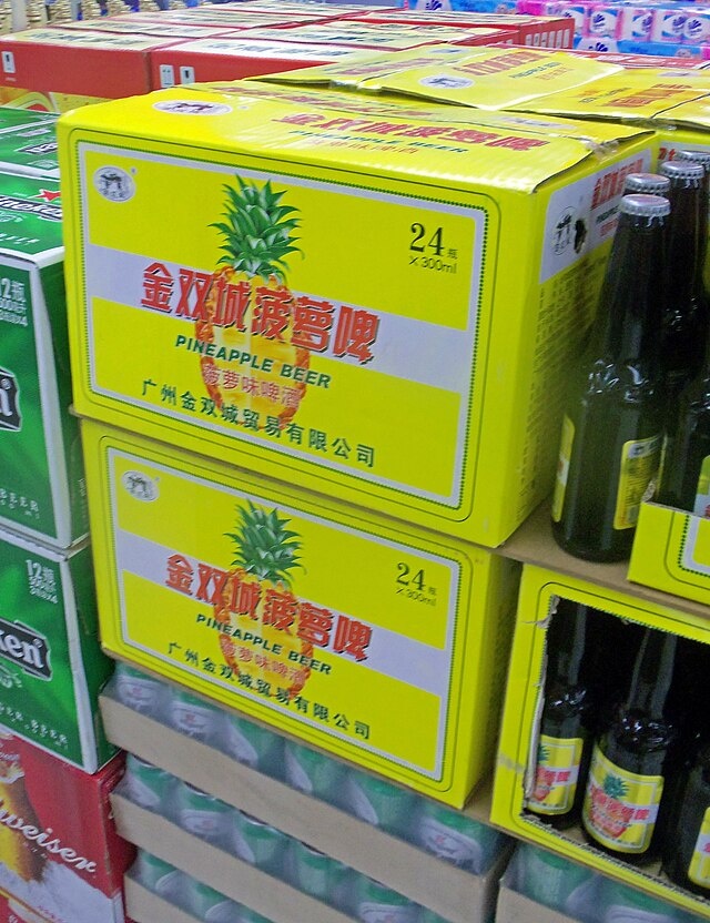 Daniel Case. Ананасовое пиво продается в Wal-Mart, Шэньчжэнь, Китай. Ящики с ананасовым пивом продаются в супермаркете "Renmin North Road supercenter".