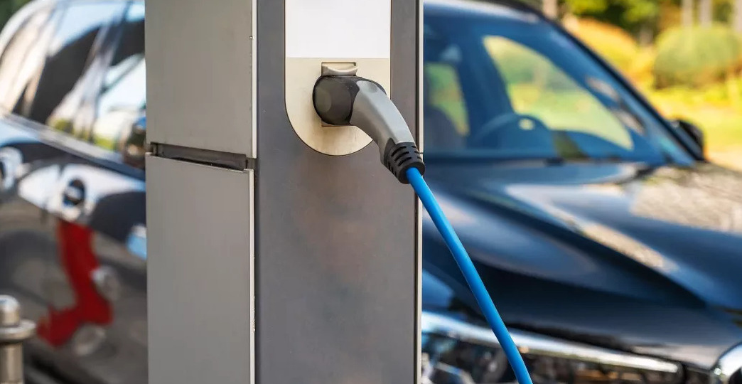 Быстрая зарядка ускоряет деградацию батарей электромобилей вдвое