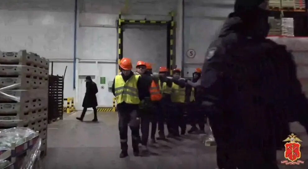    Рейд полиции 22 января. Фото: скриншот видео пресс-службы ГУ МВД по Петербургу и Ленобласти