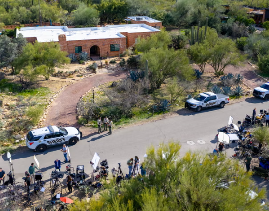 На аэрофотоснимке, сделанном 10 февраля 2026 года в Тусоне, штат Аризона, сотрудники правоохранительных органов и телеведущие размещены у дома Нэнси Гатри 