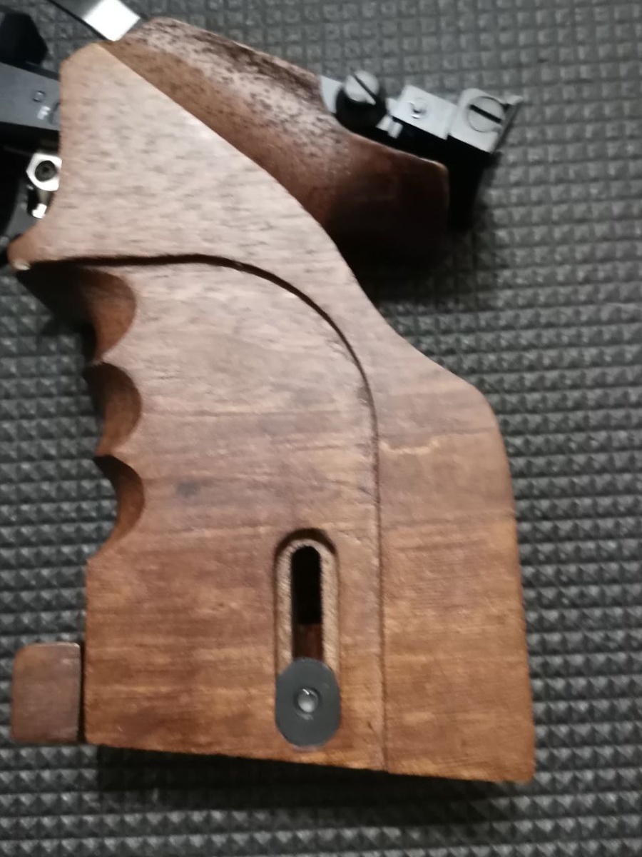 Пистолет имеет очень неудобную штатную рукоять