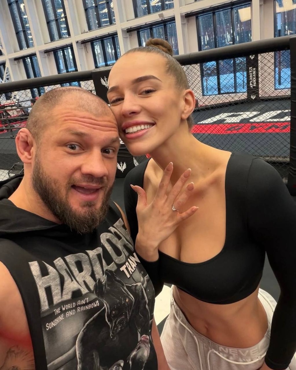     Иван Штырков сделал предложение возлюбленной прямо в клетке