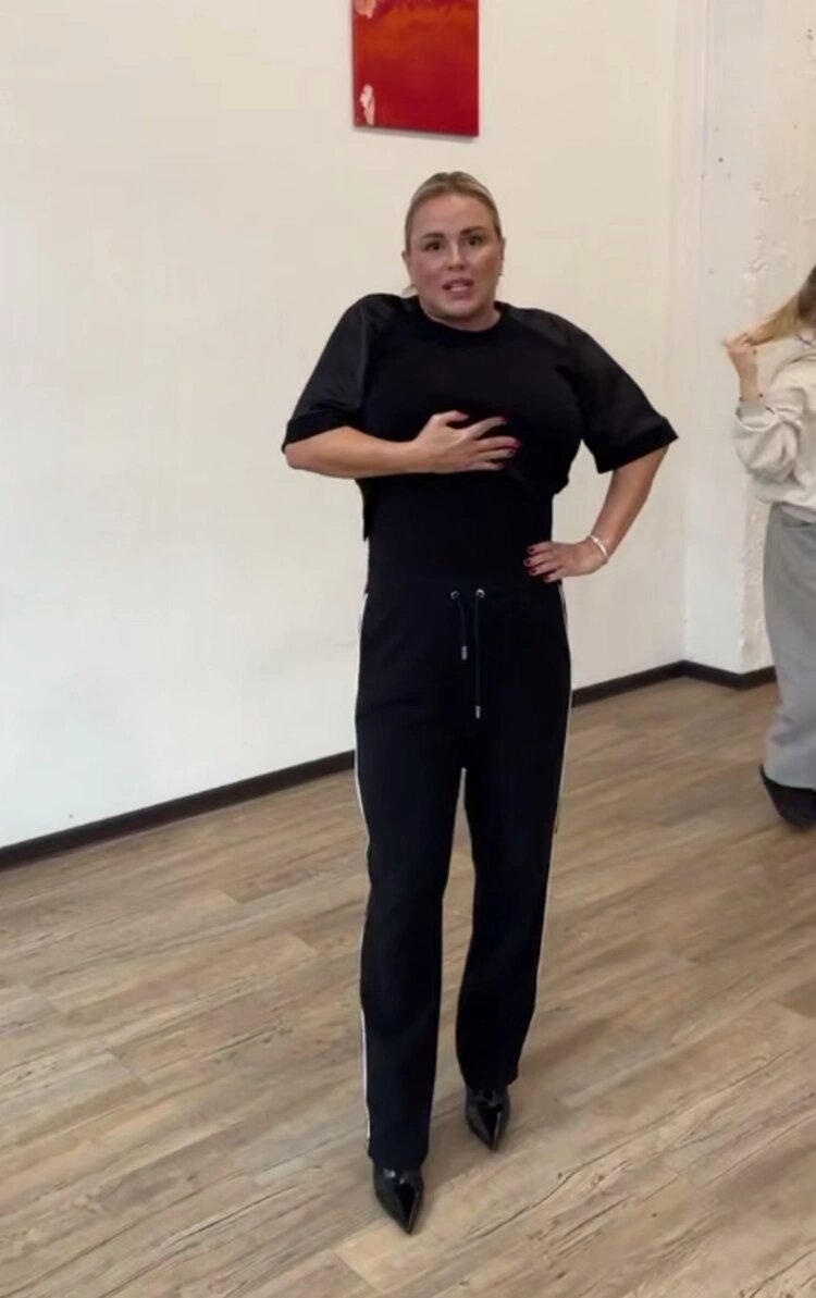 Анна Семенович демонстрирует талию📷
