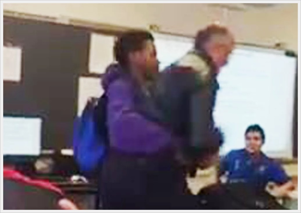 В сети распространился ролик, на котором школьник перебросил через себя преподавателя в США