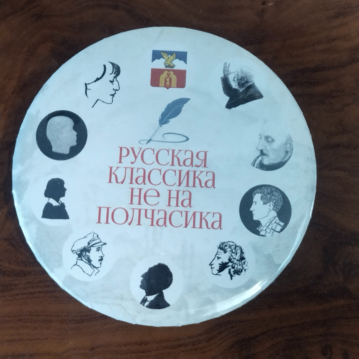 К каждой акции выпускается значок