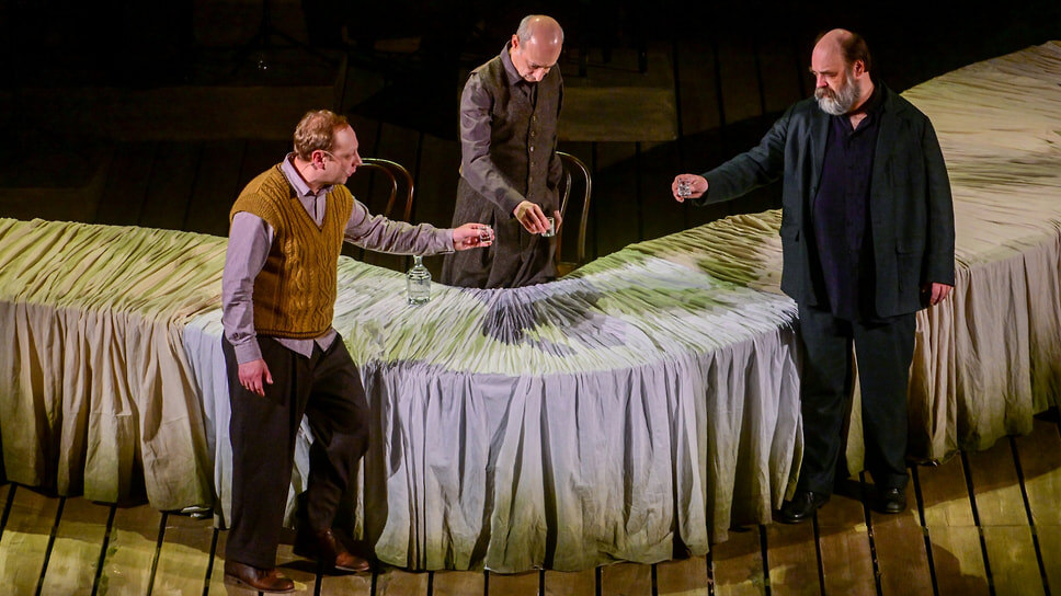 Сцена из спектакля «О любви (5 пудов любви, 22 несчастья, 33 истерики)». Совместный проект театра «Мастерская Петра Фоменко» и VII Зимнего международного фестиваля искусств в Москве, художественный руководитель — Юрий Башмет.📷Фото: Сергей Киселев / Агентство «Москва»