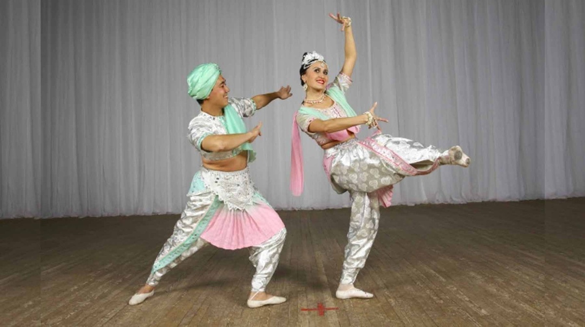    Ильшат Фасхитдинов с партнершей по танцу / Фото: ВКонтакте / Ансамбль народного танца имени Файзи Гаскарова