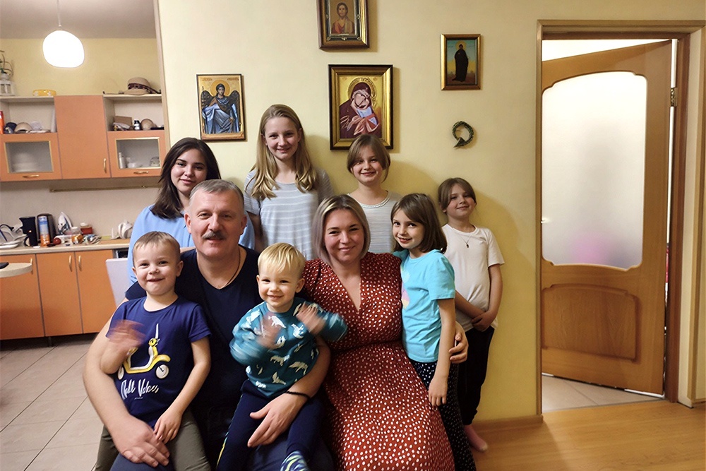    Псков. Эрцеговац рядом с почитаемой семьей Остробрамской иконой Божией Матери. / Владимир Емельяненко