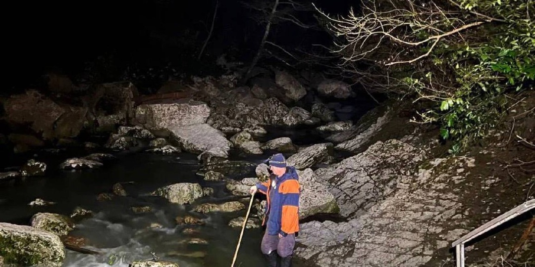 В Агурском ущелье спасатели МЧС России помогли трём туристам