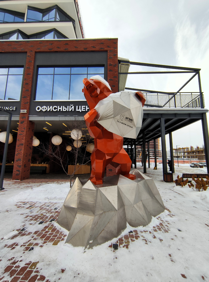 Животное держит в своих лапах сердце с надписью «Ты в моём сердце». Автор композиции, уральский мастер Алексей Ермаков, задумал эту работу как символ любви к родному городу.