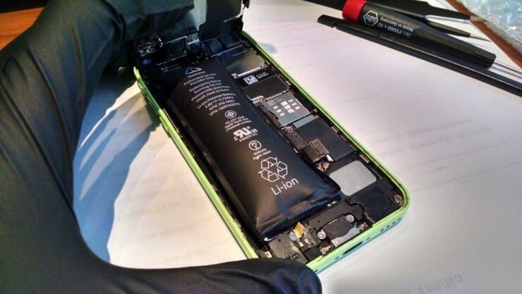    Сначала батарея вздувается, а потом взрывается. Изображение: dejibattery.com