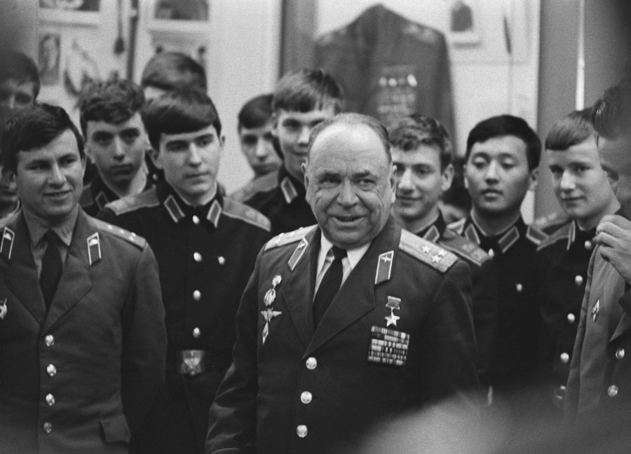 Бывший летчик-истребитель Борис Иванович Ковзан на встрече с суворовцами - Фото: Семенов Геннадий/Фотохроника ТАСС
